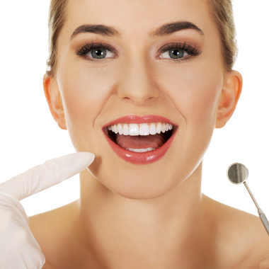 Zománc-kímélő Led lámpás fogfehérítés, fogkő-eltávolítással. Azonnal fehérebb fogak.