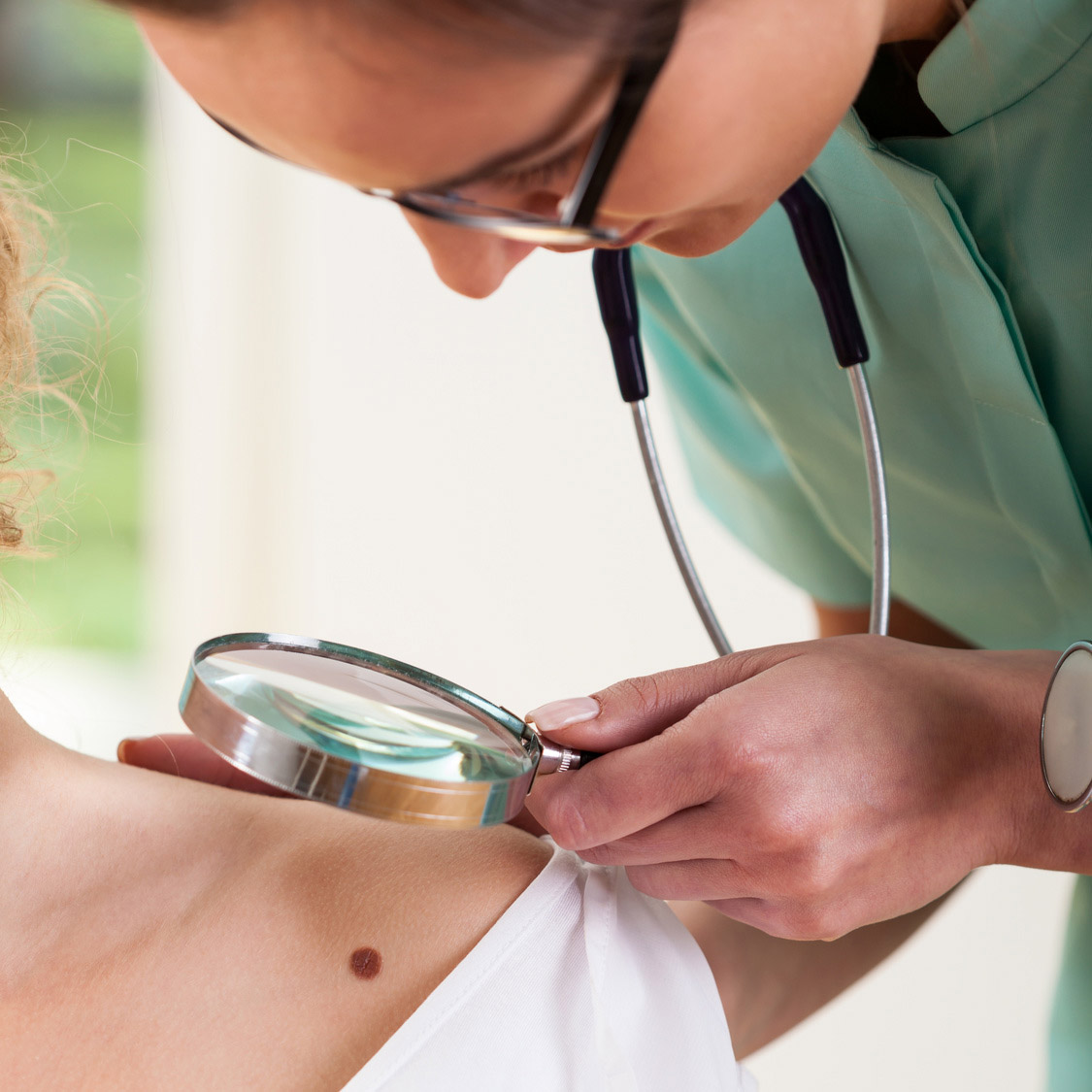 Vizsgáltasd meg a maradandó következmények ellen! Anyajegy- és melanoma v. más bőrbetegségek szűrése