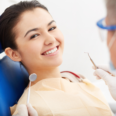 Bölcsességfog professzionális eltávolítása sebészeti úton, ultrahangos fogkő-eltávolítással, polírozással.