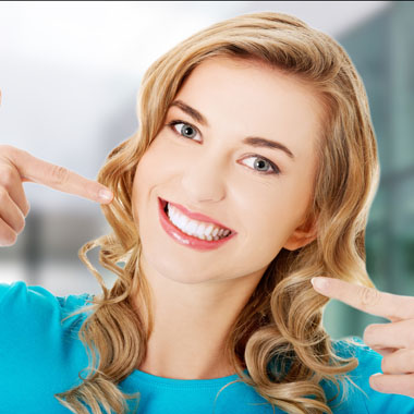 Még fehérebb és még üdébb mosoly: Fehérítő hatású AirFlow kezelés ultrahangos fogkőeltávolítással.