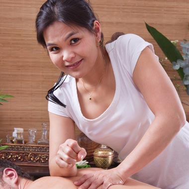 Hazánkban kuriózumnak számító kínai masszás és akupresszúra kínai speciális masszőrtől