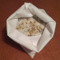 1,5 kg parajdi sós kamillás sópárna + 1 kg bőrnyugtató gyógynövényes parajdi fürdősó