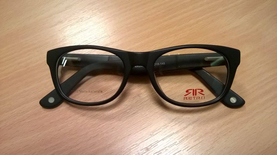 Szemrevaló szemre valók:<br />Szemüvegkészítés + RETRO márkájú keret (~30 féle közül lehet választani) +Szemvizsgálat + Tok + Törlőkendő