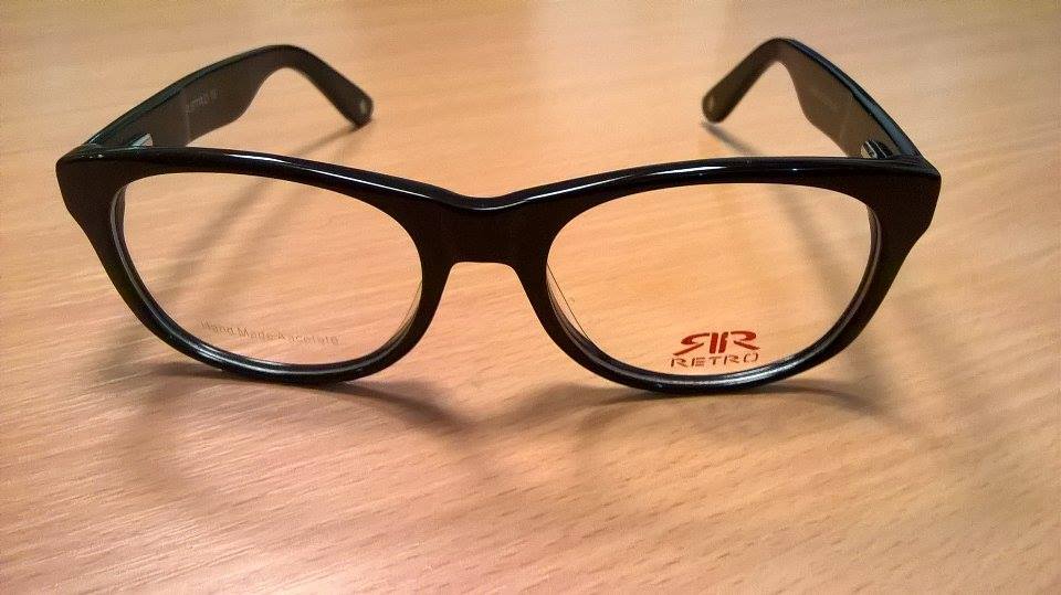 Szemrevaló szemre valók:<br />Szemüvegkészítés + RETRO márkájú keret (~30 féle közül lehet választani) +Szemvizsgálat + Tok + Törlőkendő