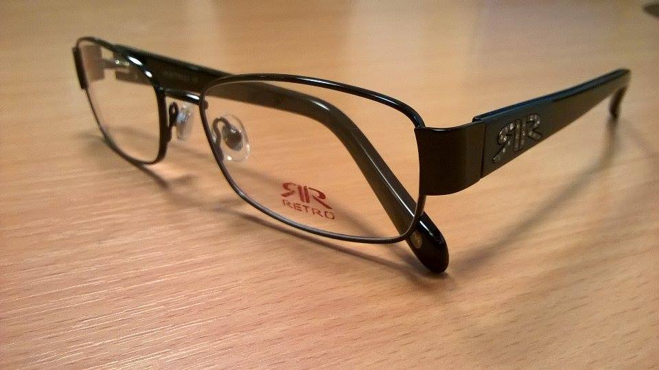 Szemrevaló szemre valók:<br />Szemüvegkészítés + RETRO márkájú keret (~30 féle közül lehet választani) +Szemvizsgálat + Tok + Törlőkendő