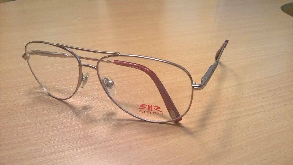 Szemrevaló szemre valók:<br />Szemüvegkészítés + RETRO márkájú keret (~30 féle közül lehet választani) +Szemvizsgálat + Tok + Törlőkendő