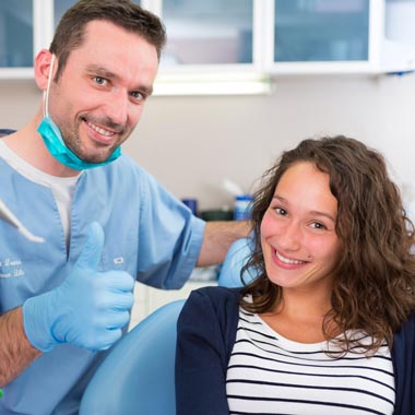 Természetes mosoly korszerű, fémmentes cirkon koronával fémallergiásoknak is