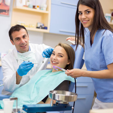 Akár 3 felszínű fényre kötő (kompozit) fogászati tömés vagy töméscsere.