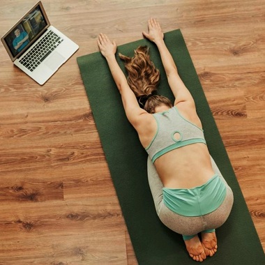 3 alkalmas, 60-90 perces, személyre szabott, kiscsoportos online jóga bérlet választható órákra