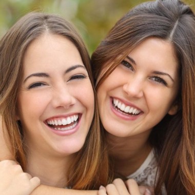 Íny- és nyálkahártyakímélő, fájdalom- és peroxid-mentes fogfehérítés