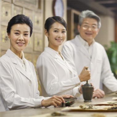 Tradicionális kínai orvosláson alapuló vizsgálat, konzultáció, és akupunktúrás kezelés