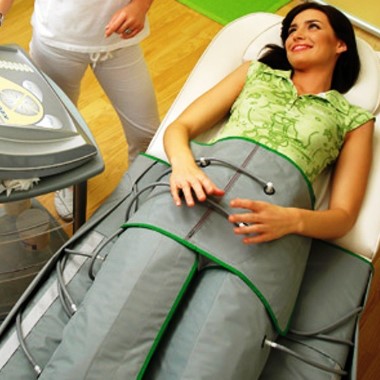 1 alkalmas Presszoterápia, azaz gépi nyirokmasszázs, és hatást fokozó infrahő kezelés