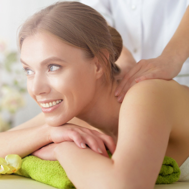 Egy teljes órán át tartó professzionális svédmasszázs félórás talpmasszázzsal